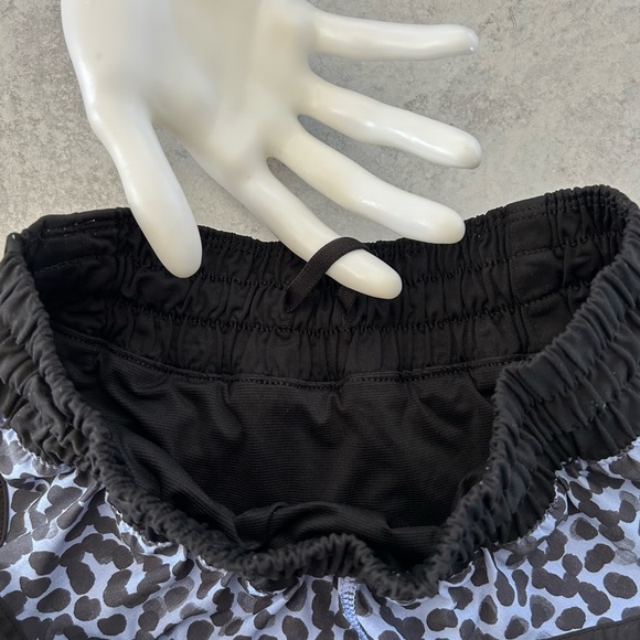 Lululemon Tracker Short in Ace Spot Lullaby Black, 4 - Picture 5 of 8